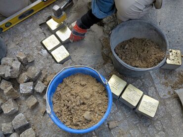 Stolpersteinverlegung für die Familie Adler