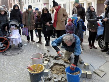 Stolpersteinverlegung für die Familie Adler