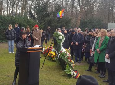 Petra Rosenberg bei ihrer Rede am Denkmal für die im Nationa