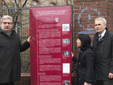 Ralf Wieland, Präsident des Berliner Abgeordnetenhauses, Petra Rosenberg vom Landesverband deutscher Sinti und Roma und Stadtrat Frank Mückisch enthüllten die neue Info-Stele.