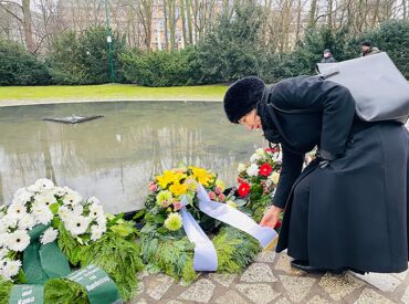 Petra Rosenberg legt anschließend einen Kranz nieder